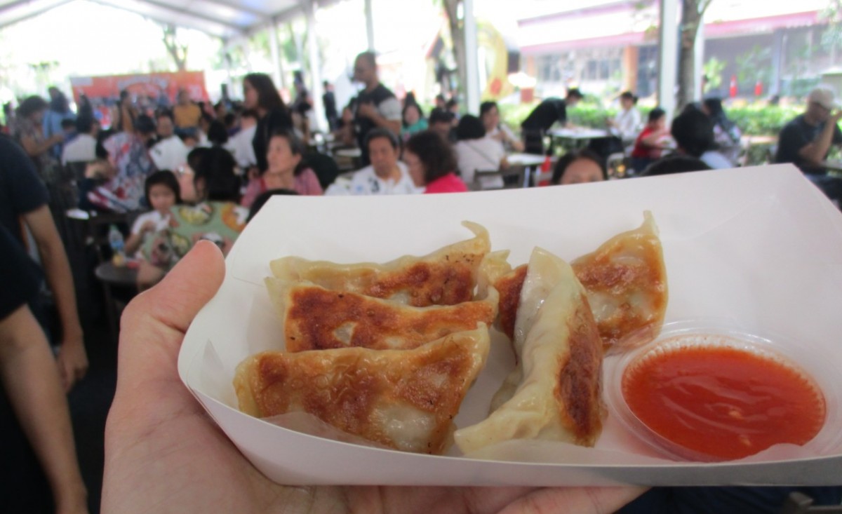 Gyoza dengan dua pilihan olahan, dipanggang atau direbus